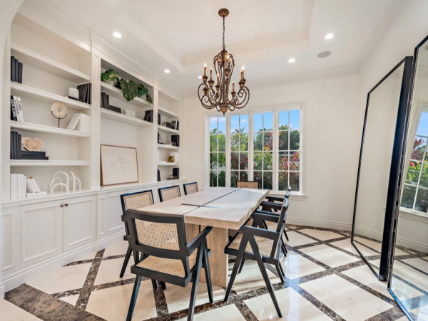 Luxury Vacation Residence in Palm Beach - Steps to Beach with Fire Place & Pool
